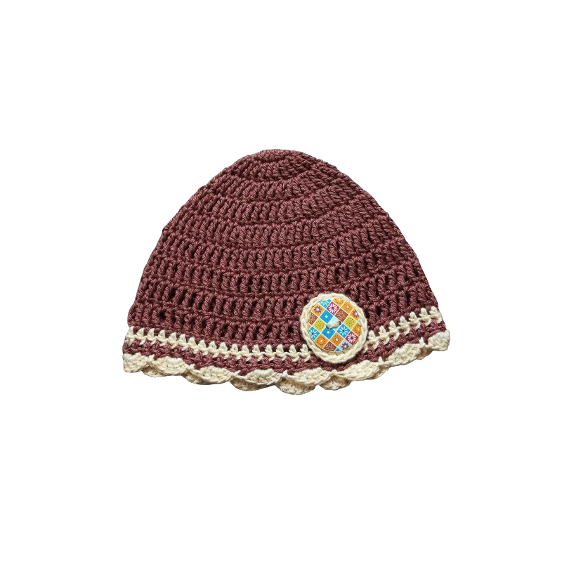 Háčkovaná čepice hnědá s knoflíkem