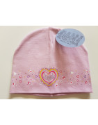 Čepice se srdíčky